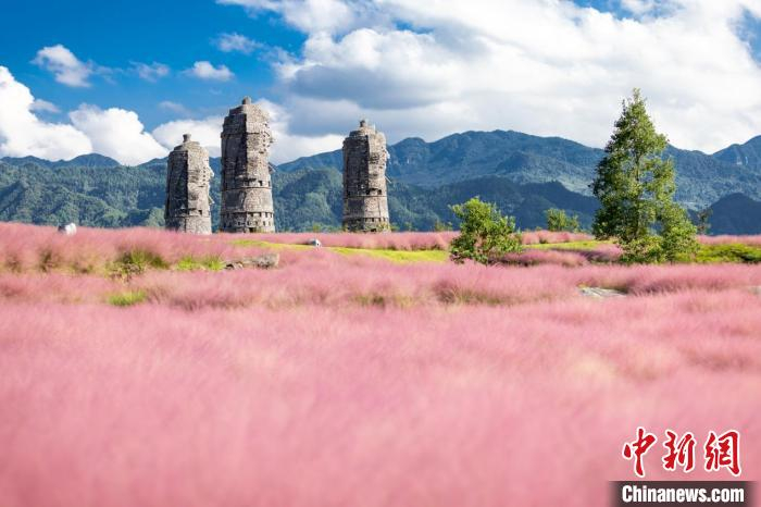 图为叠石花谷景区。　张坤琨 摄