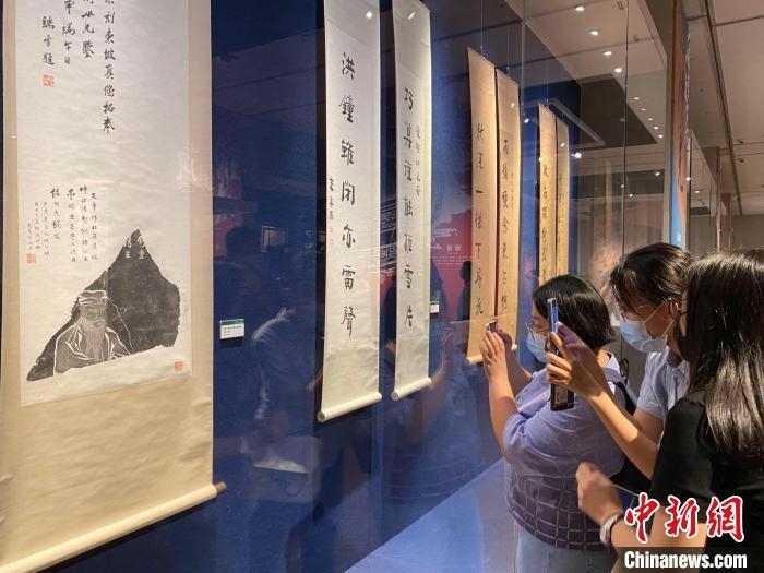 民众仔细观赏宋刻东坡真像拓片。　符宇群 摄