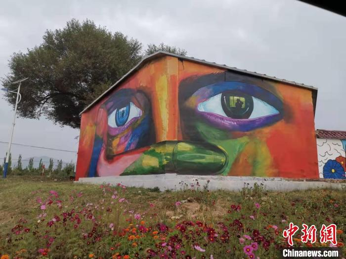 图为“大窑之眼”，寓意大窑看世界，世界看大窑。　乌娅娜 摄