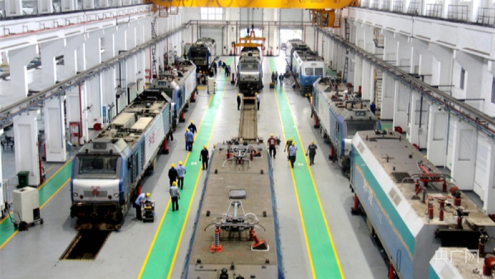 郑州机务段北检修车间正在对机车进行全面保养检修（央广网发 张旭供图）