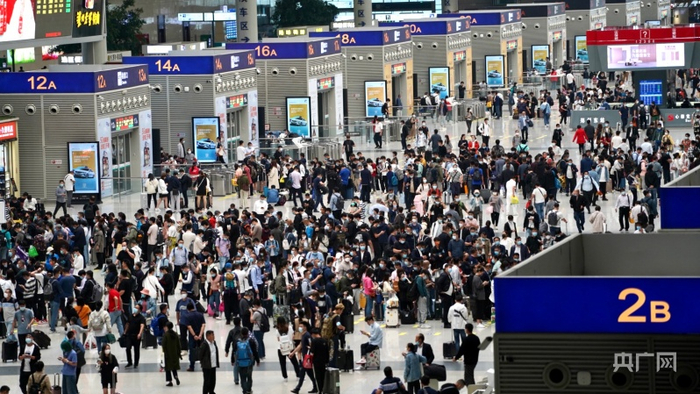 出行旅客正在郑州东站候车大厅等侯乘车（央广网发 董晨阳供图）