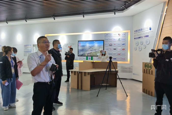 新疆大胜达包装有限公司负责人介绍企业发展。赵秀娟摄央广网发
