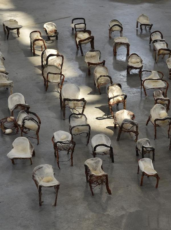 《床自然系列 No.10》，1993，烧焦铜丝、丝、蚕茧，800x200x10cm，上海当代艺术博物馆藏。艺术家与香格纳画廊供图。