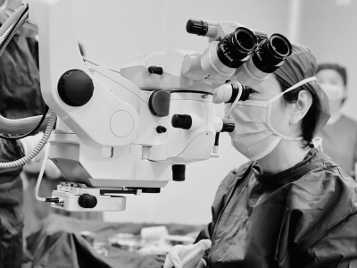 医护人员正在为患者检查。