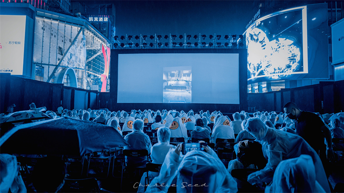 春熙路露天放映超短片