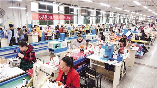 　　双峰县大型扶贫工厂兴昂鞋业。（本文图片由胡志高、李建新提供）