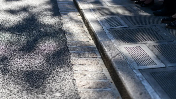 ▲ 在兴业路黄陂南路交叉口，保留了一段长约50米的侧平石