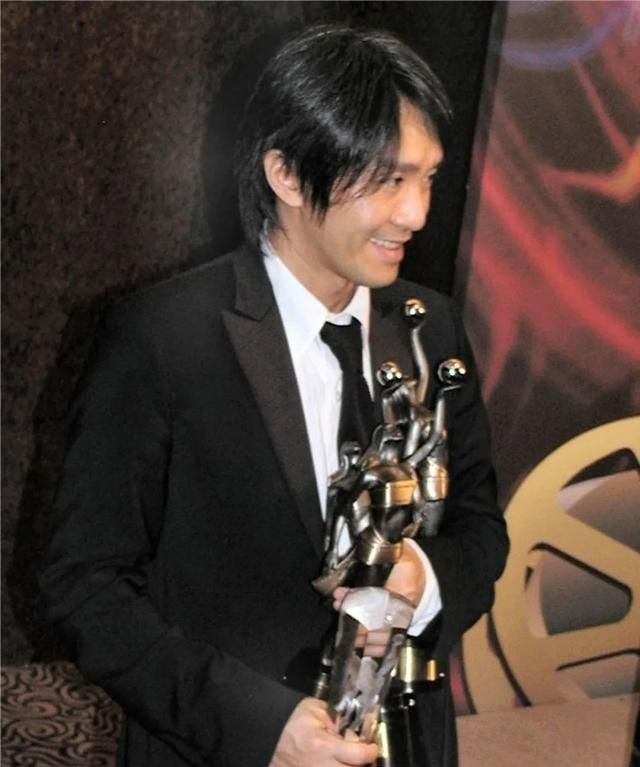 自导自演,最后自己拿了影帝的,除了《少林足球》周星驰还有谁?