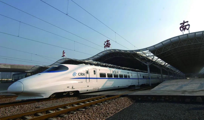 ▲2007年4月18日中国铁路第六次大提速“和谐号”CRH2A型动车组在京广京沪沪昆等铁路干线投入运营。
