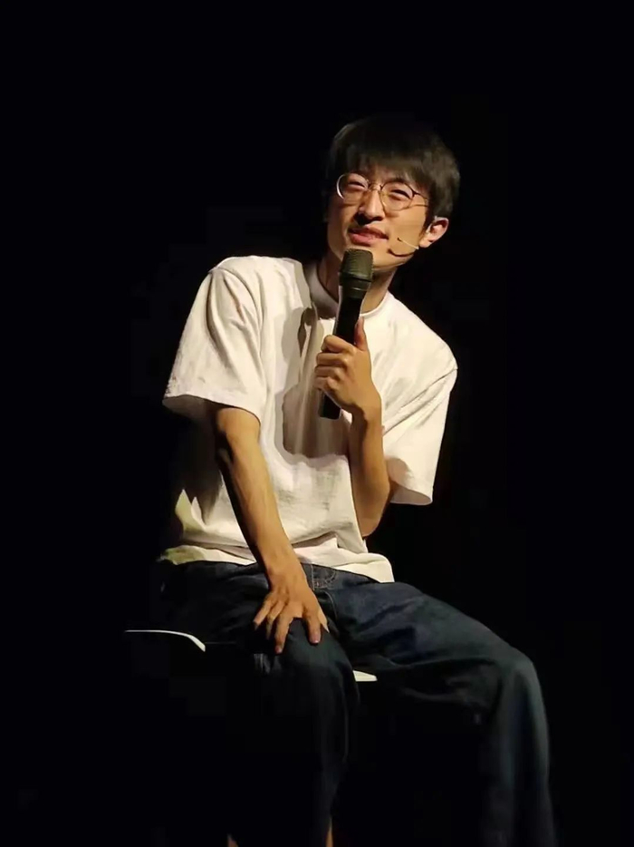 ▲线下的邱瑞。