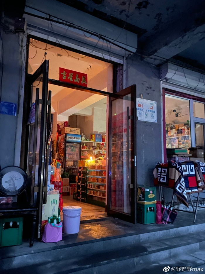 9月25日晚，磐石市被烛光照亮的杂货铺&nbsp;&nbsp;