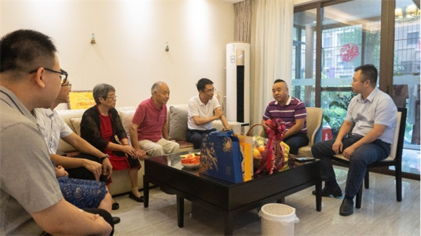 碧桂园登门拜访业主（央广网发 碧桂园供图）