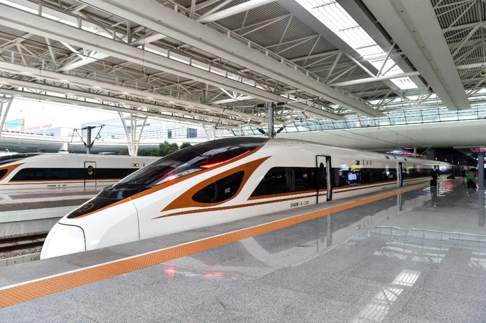 ▲2018年7月1日中车唐山公司时速350公里CR400BF-A型长编组“复兴号”中国标准动车组首次在京沪高铁以350公里时速运营。