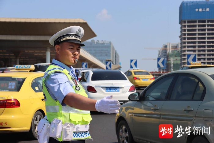 图为南京警方在执勤之中