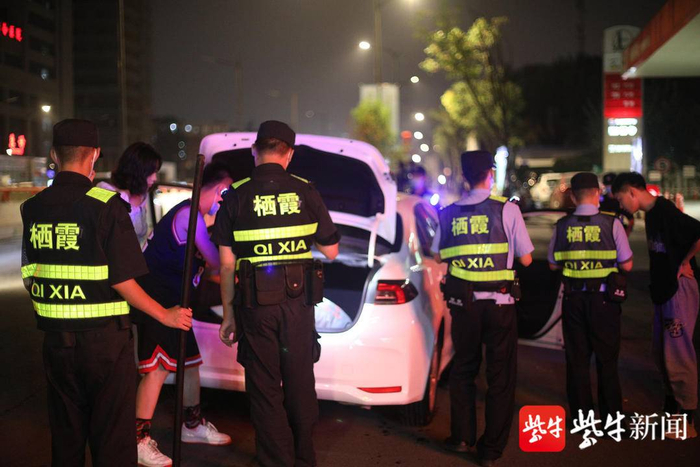 图为南京警方在执勤之中