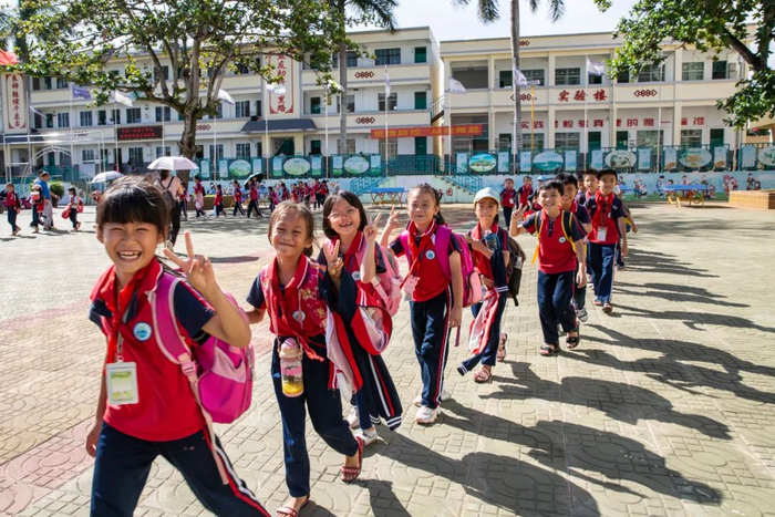 放学后学生们排队离开校园 张丽芸 摄