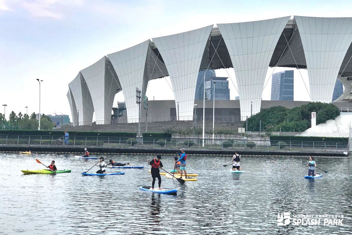 位于东方体育中心里的月亮湾水上运动公园月亮湾水上运动公园图