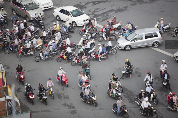 行驶在路上的电动自行车（图片来源：视觉中国）