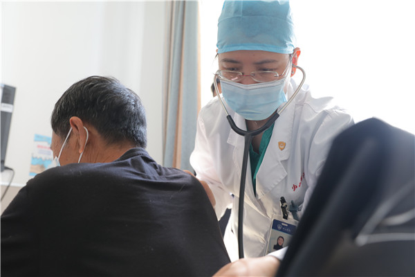 图说：钱菊英为患者检查  张欣迪 摄（下同）