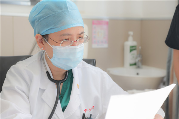 图说：钱菊英在门诊