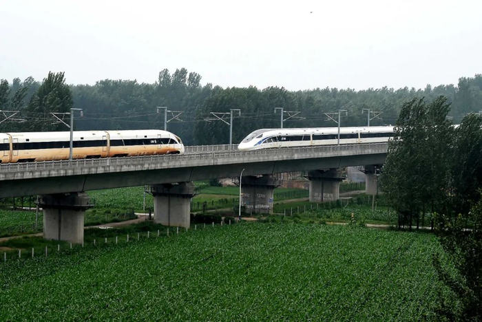 ▲2016年7月15日，中国标准动车组在郑徐高铁以每小时420公里的速度，完成世界最高速的动车组交会试验。