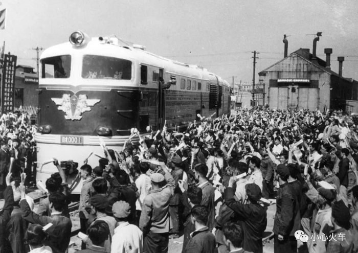 ▲ 1958年9月26日，2台2000马力干线客货运柴油机车研制成功，被命名为“巨龙型”，成为中国第一台干线电力传动内燃机车。   