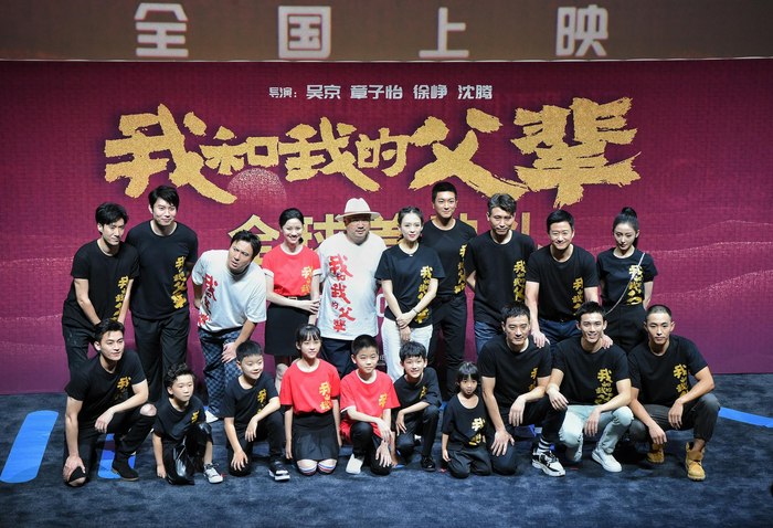 主创合影。中新网记者 李霈韵 摄