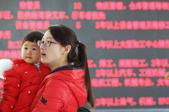 山东省烟台市，在“春风送岗位”女性专场招聘会上，求职者初杨抱着一岁半的女儿寻找就业机会（图片来源：CFP）