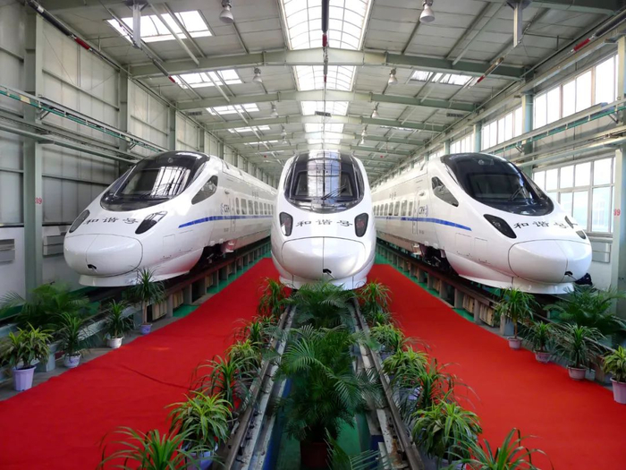 ▲ 2007年4月5日，首列国产时速200公里CRH5型“和谐号”动车组在长客股份公司下线。