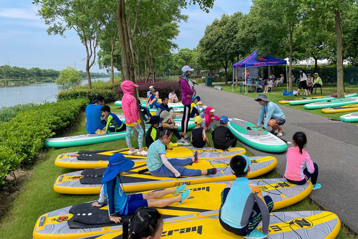 上海市青少年体育夏令营-桨板项目培训营活动教练给孩子们讲解海上漫行图