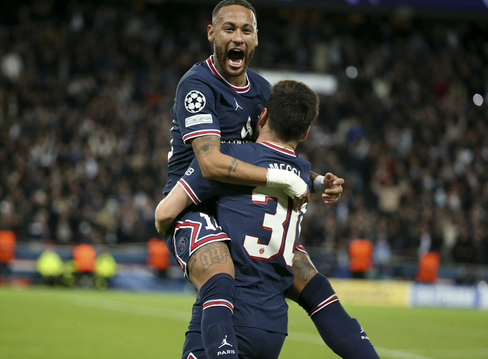 目睹梅西进球，内马尔跳到了他身上庆祝。