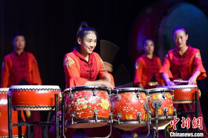 绛州鼓乐艺术团在山西省运城市新绛县一所中学校表演节目。 武俊杰 摄