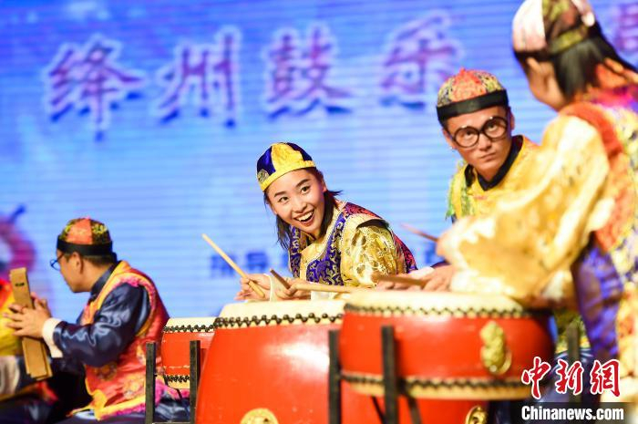 绛州鼓乐艺术团表演《老鼠娶亲》。 武俊杰 摄