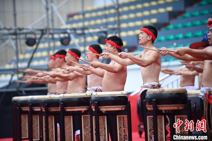 山西绛州鼓乐艺术团表演《黄河船夫》庆丰收。 武俊杰 摄