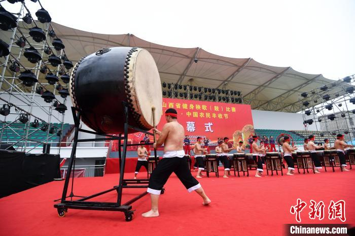 山西绛州鼓乐艺术团表演《黄河船夫》庆丰收。 武俊杰 摄