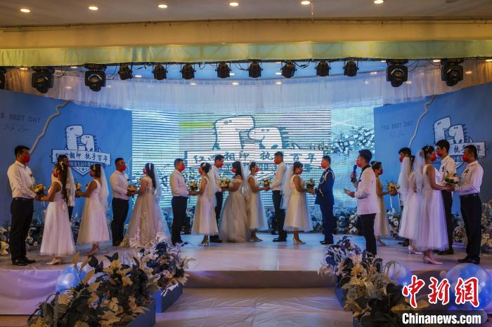 新人互赠鲜花。　李绍军 摄