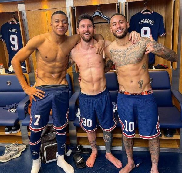 姆巴佩、梅西和内马尔赛后合影。