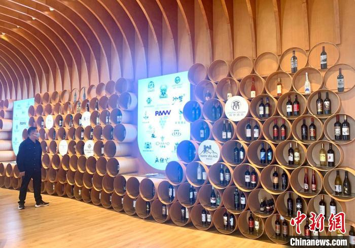蓬莱葡萄酒生产企业62家，年生产能力14万千升。　王娇妮 摄