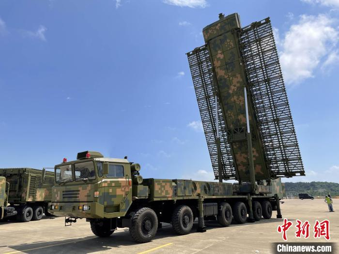 珠海航展，中国电科首次亮相的新型机动式UHF反隐身防空警戒雷达。　中国电科 供图