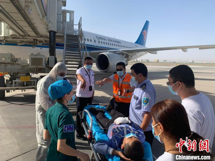 南航飞机再次滑回，救助部粉碎性骨折的9岁男童 南方航空供图