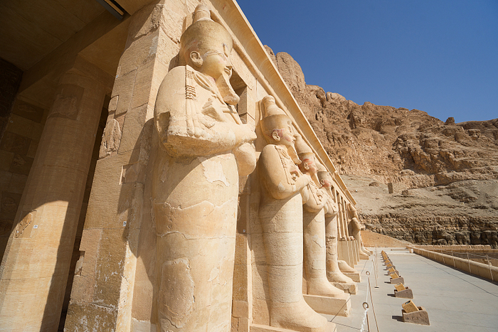 哈特舍普苏特葬祭神庙前的雕像