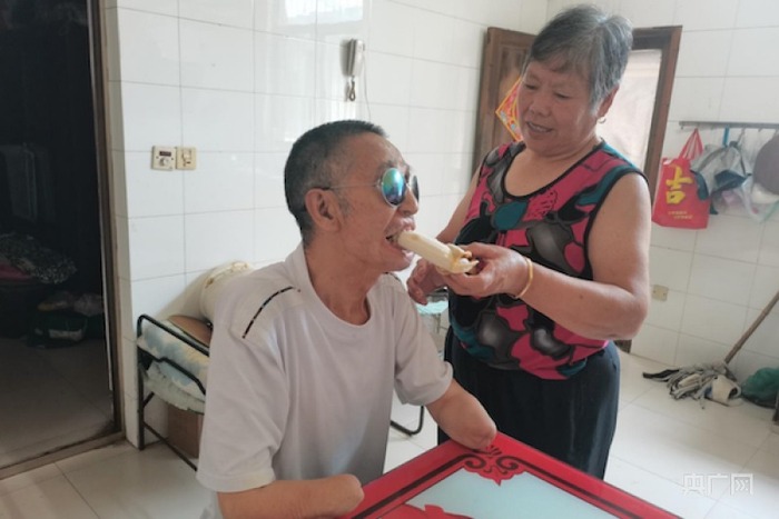 钱竹英照顾季汉成（央广网发通讯员供图）