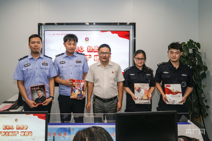 孙成栋向警务人员赠送杂志（央广网发 王林摄）