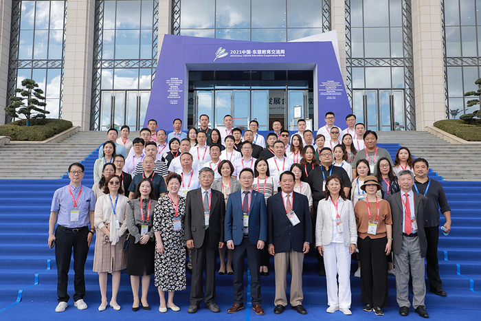 专家合影（央广网发 重庆教育国际交流协会供图）