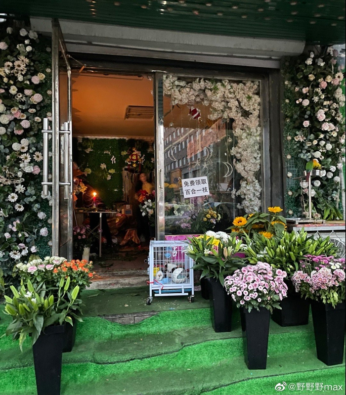  9月25日晚，一家花店店主点烛送花。