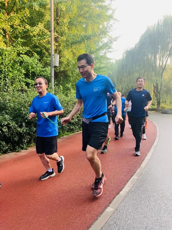 ▲盲人们在跑步。受访者供图