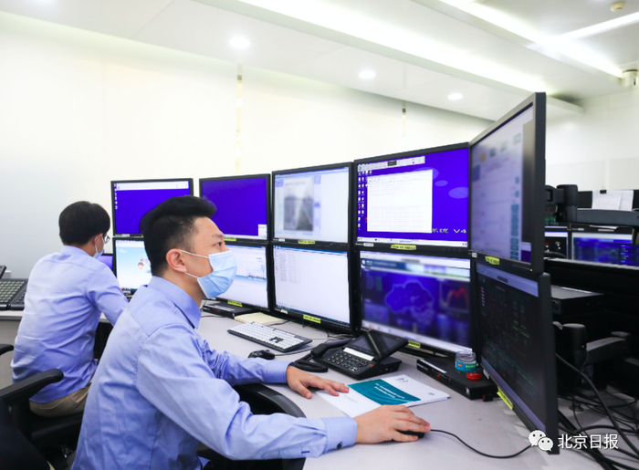 国网北京昌平供电公司调控中心人员认真监控电网负荷，保障辖区电力可靠供应。刘小军 摄