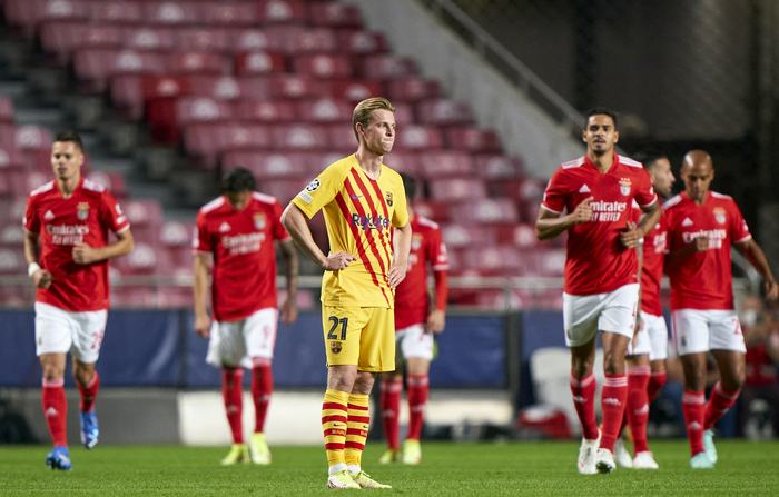 沮丧的巴萨球员。