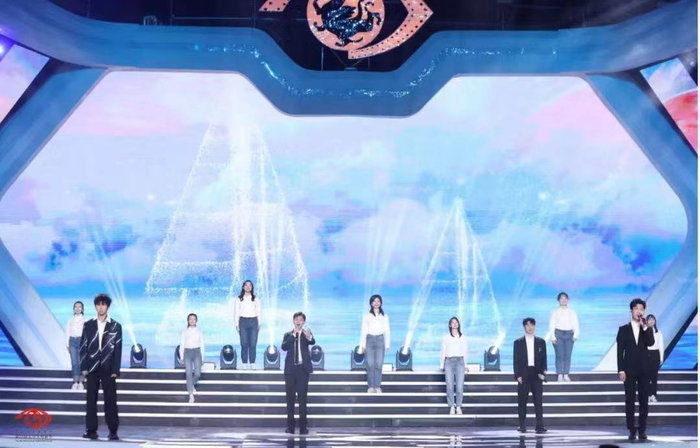 北京大学学生江阳等学生代表演唱《星辰大海》