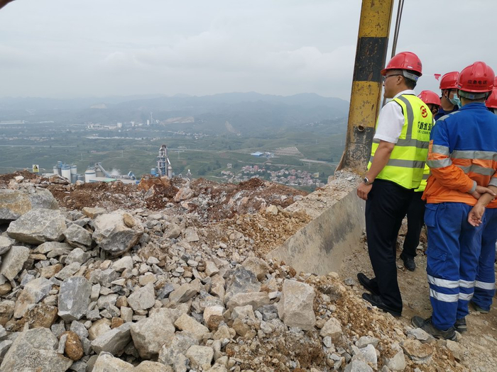 国务院安委办第一暗访组对云南昭通地区矿山安全生产工作进行检查。&nbsp; 本文图片 澎湃新闻记者 戴越